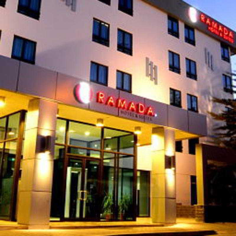 Ramada Hotel & Suites Amman Esterno foto